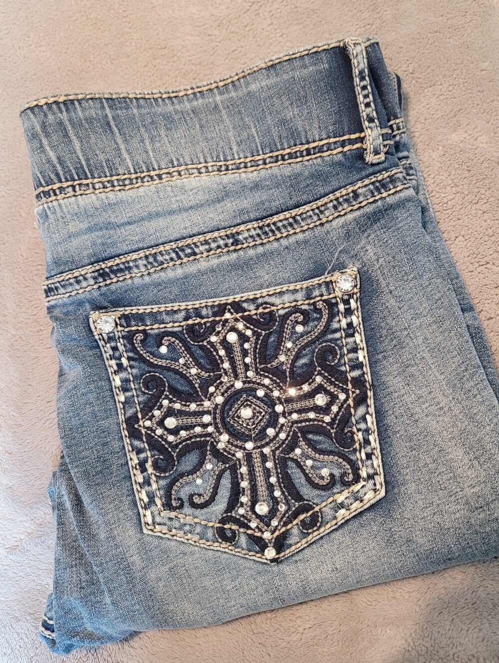 Apt 9 Ladies Capri Jeans Size 16 EUC Embellished Pocket Stretch Denim Distressed